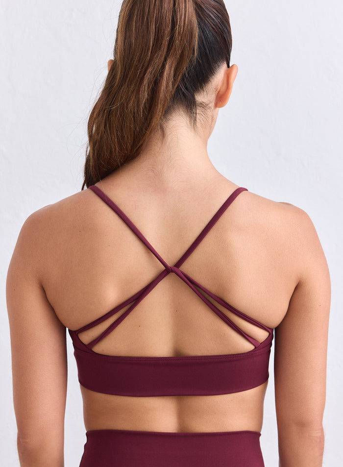 aim'n Merlot Sense Strap Bra koristeellisella selkäosalla ja pehmeällä second skin -tuntumalla. [XS-165cm]
