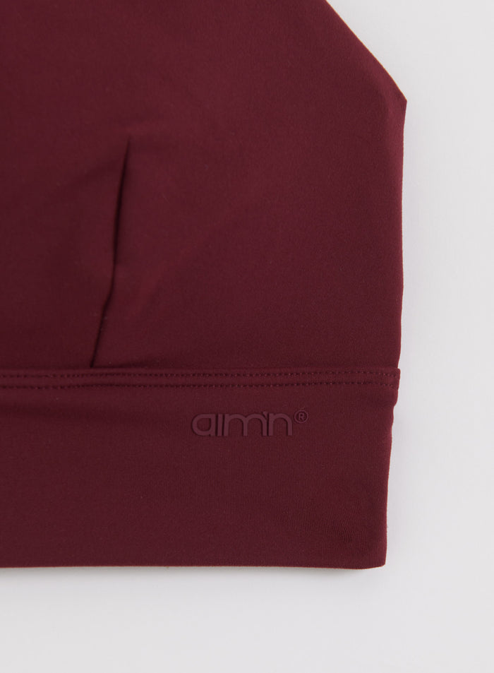 Merlot-värinen Sense Strap Bra kohokuvioidulla aim'n-logolla pehmeässä second skin -kankaassa.