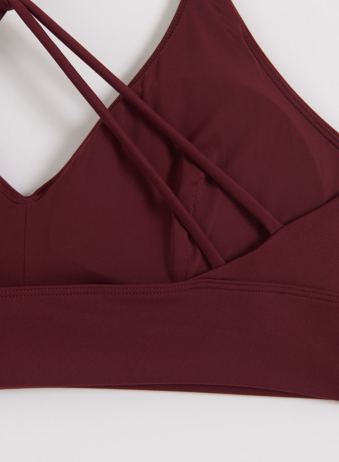 aim'n Merlot Sense Strap Bra, jossa on ohuet koristeolkaimet ja pehmeä second skin -kangas.