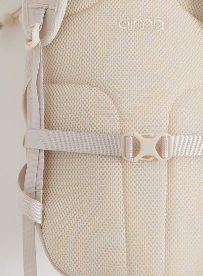 Lähikuva hiekanvärisestä Outdoor Daypack -repusta, jossa näkyvät hengittävä verkkoselkämys, olkahihnat ja rintasolki