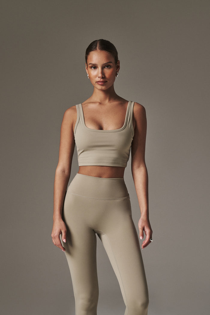 SCULPTING STRETCH EMBLEM SPORTS BRA - BEIGE