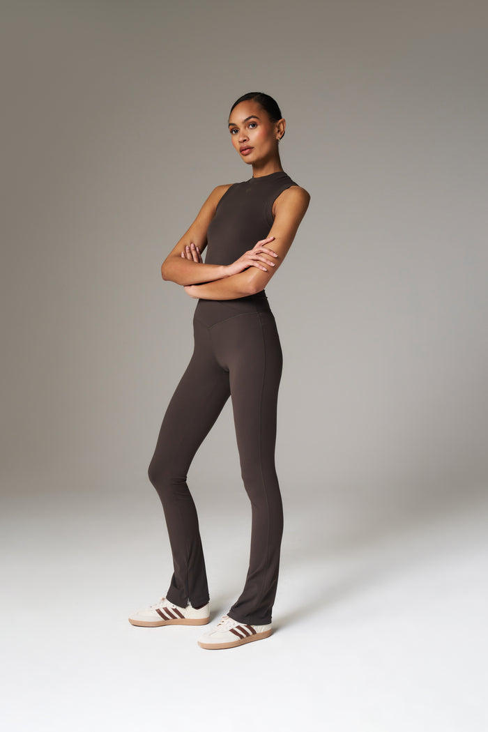 SCULPTING STRETCH HIGH NECK EMBLEM RACER - CHOCOLATE