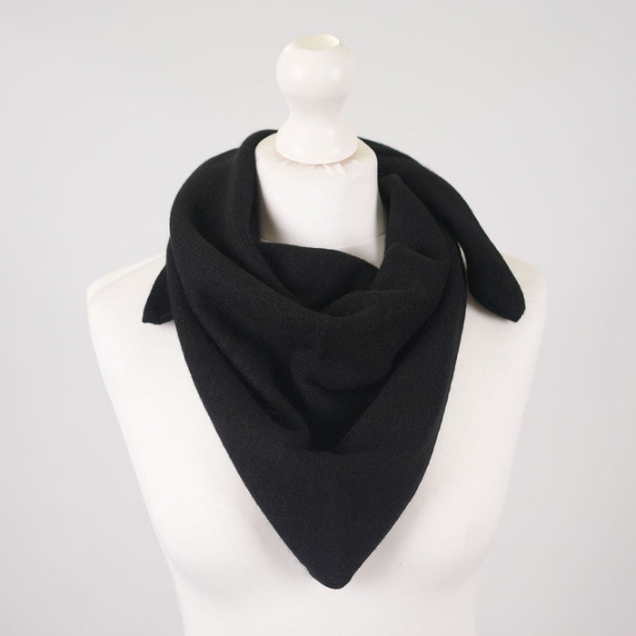 Women’s Luxury Ribbed Cashmere Triangle Scarf - BLACK - Heritage Of Scotland -